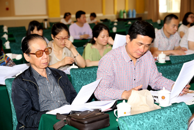 会员认真阅读会议材料.JPG